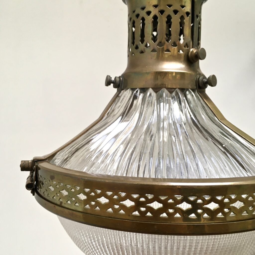 Suspension-Holophane-1920_-vue-profil-zoom-cercle_Maison_Liedekerke_maison-lk.jpeg