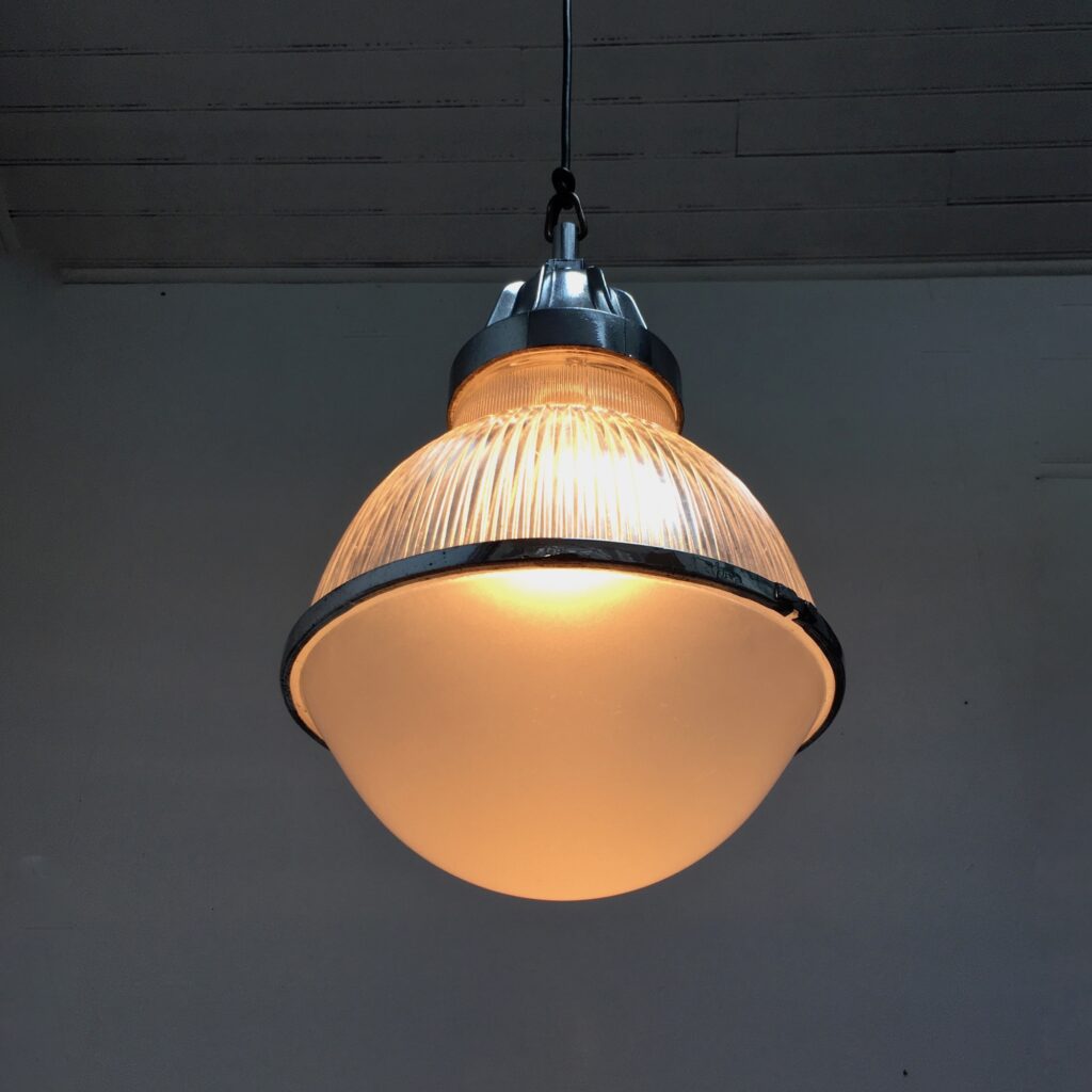 Suspension-Holophane-double-verre-vue-34-allumee_maison_liedekerke_maison-lk.jpg