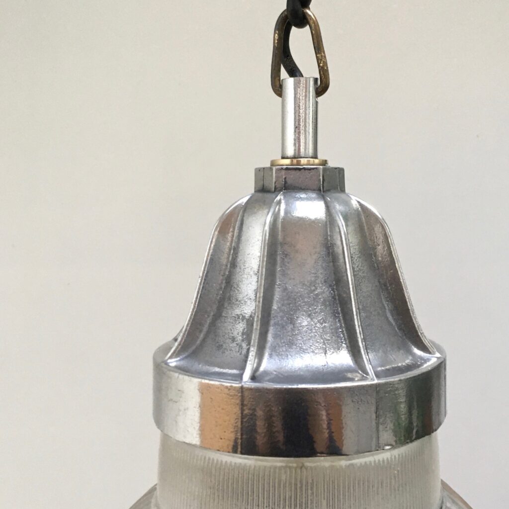 Suspension-Holophane-double-verre-zoom-accroche-eteinte_maison_liedekerke_maison-lk.jpg