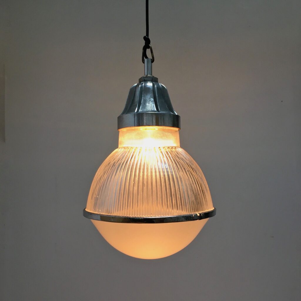 Suspension-Holophane-double-verre-zoom-face-allumee_maison_liedekerke_maison-lk.jpg