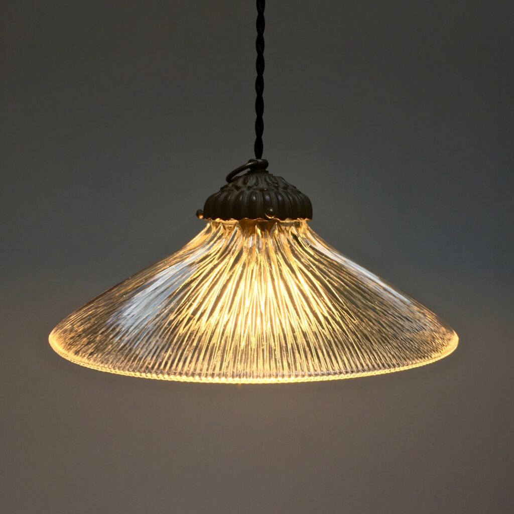 Suspension-Holophane-verrerie-_5_-vue-profil-allumee_Maison_Liedekerke_maison-lk.jpeg