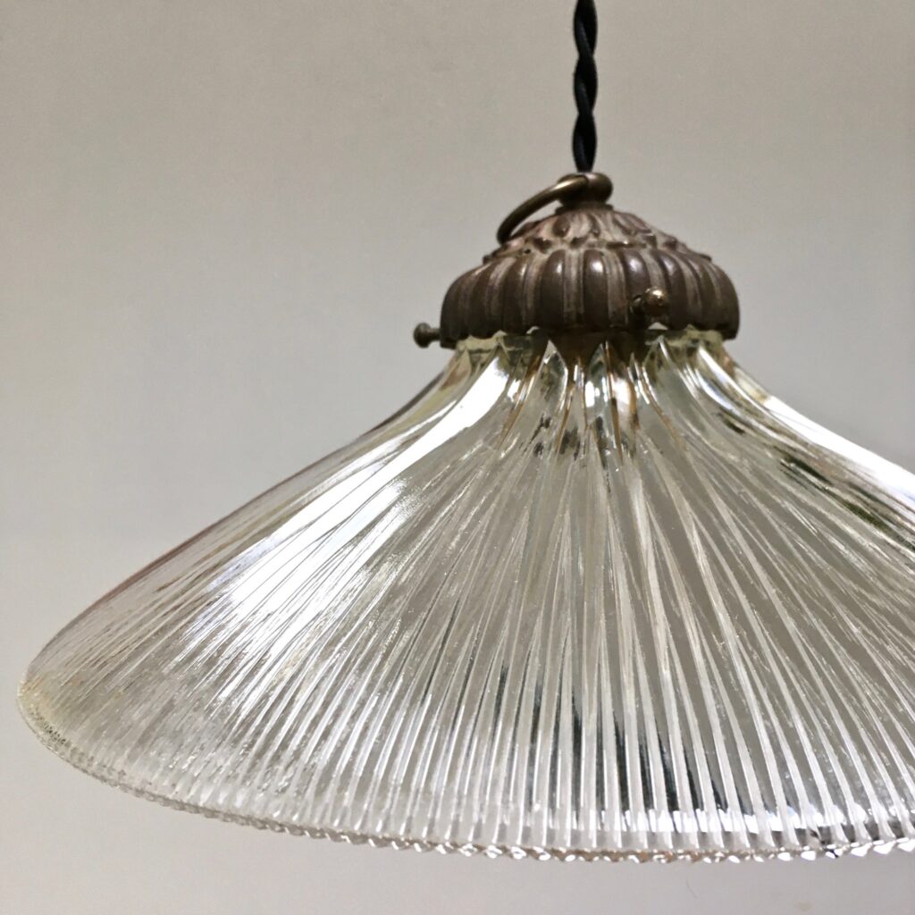 Suspension-Holophane-verrerie-_5_-vue-profil-zoom-accroche_Maison_Liedekerke_maison-lk.jpeg