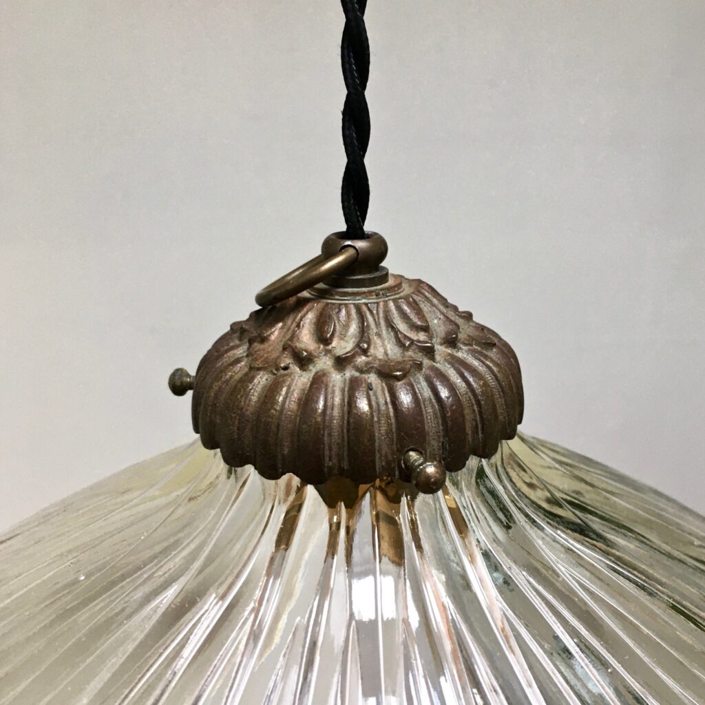 Suspension-Holophane-verrerie-_5_-zoom-slt-accroche_Maison_Liedekerke_maison-lk.jpeg