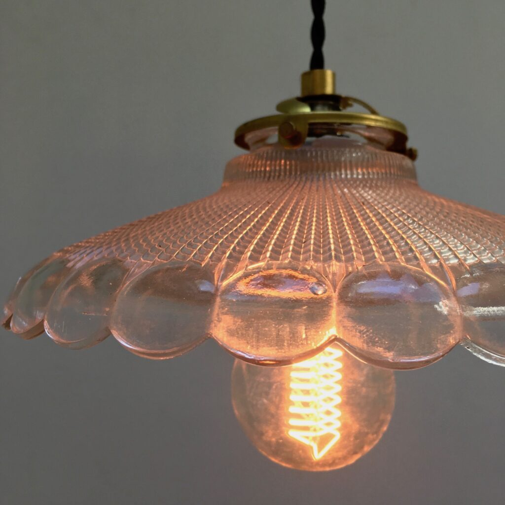 Suspension-Holophane-verrerie-vue-allumee-zoom_maison_liedekerke_maison-lk.jpg
