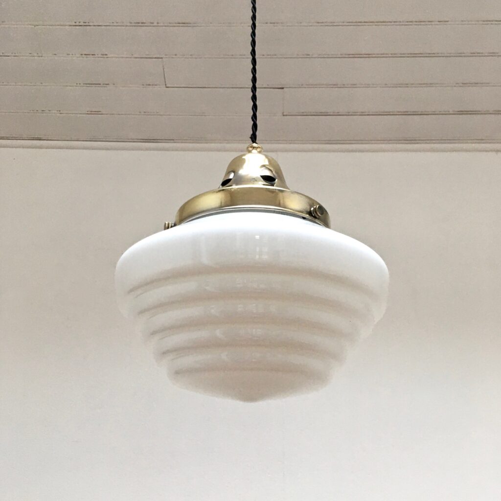 Suspension-Opaline-et-laiton-poli-PM-vue-34-dessous-eteinte_Maison_Liedekerke_maison.lk_.jpg