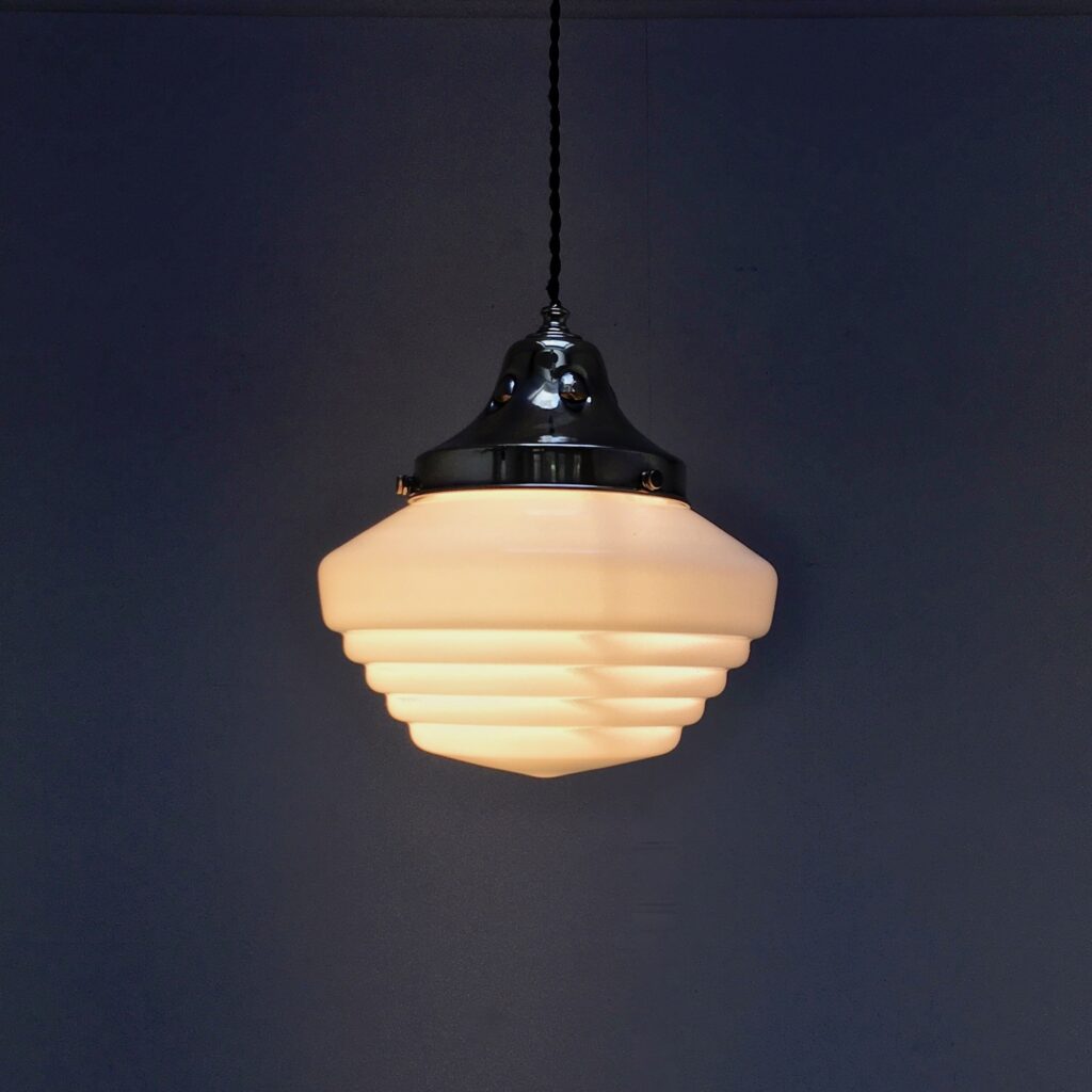 Suspension-Opaline-et-laiton-poli-PM-vue-face-allumee_Maison_Liedekerke_maison.lk_.jpg