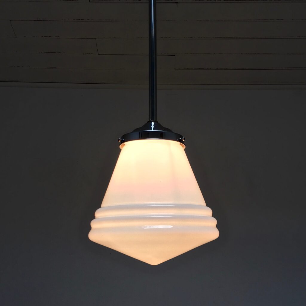 Suspension-opaline-conique-allumee_maison_liedkerke_maison-lk.jpg