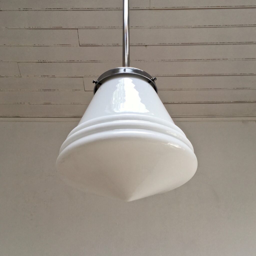 Suspension-opaline-conique-vue-dessous_maison_liedkerke_maison-lk.jpg