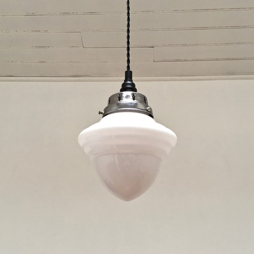 Suspension-opaline-et-acier-poli-34-dessous-eteinte_Maison_Liedekerke_maison-lk.jpg