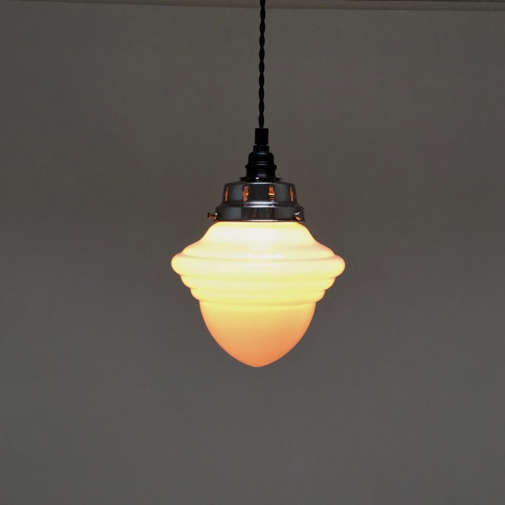 Suspension-opaline-et-acier-poli-vue-face-allumee_Maison_Liedekerke_maison-lk.jpg