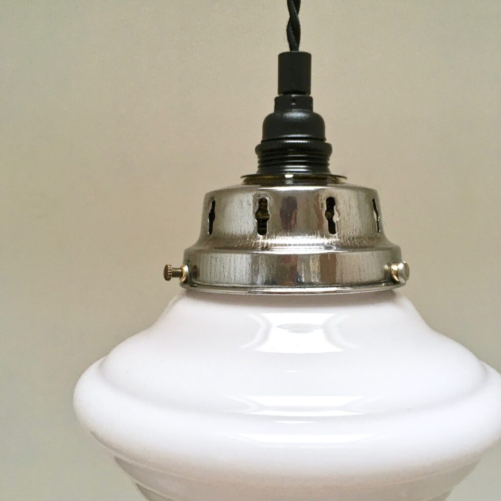 Suspension-opaline-et-acier-poli-zoom-support_Maison_Liedekerke_maison-lk.jpg