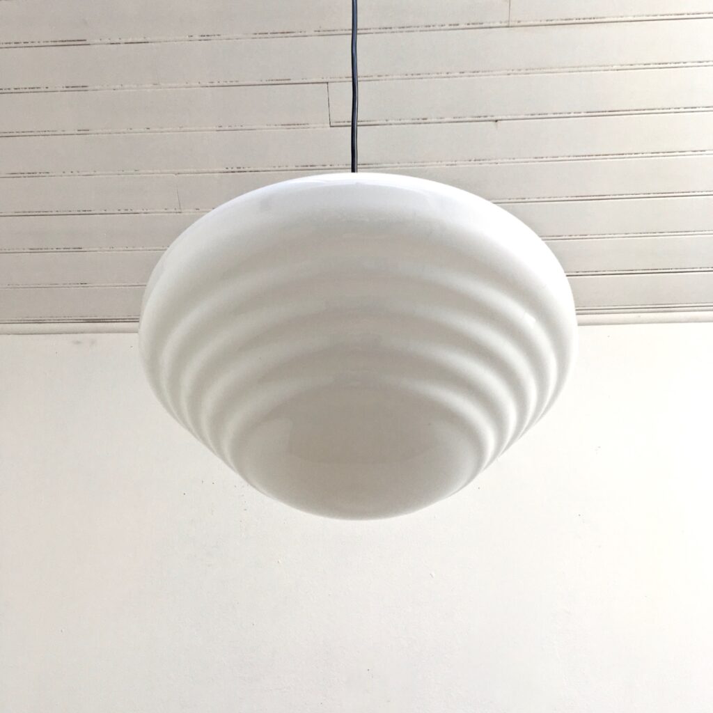 Suspension-opaline-support-laiton-patine-dorigine_maison_liedekerke_maison-lk-2.jpg