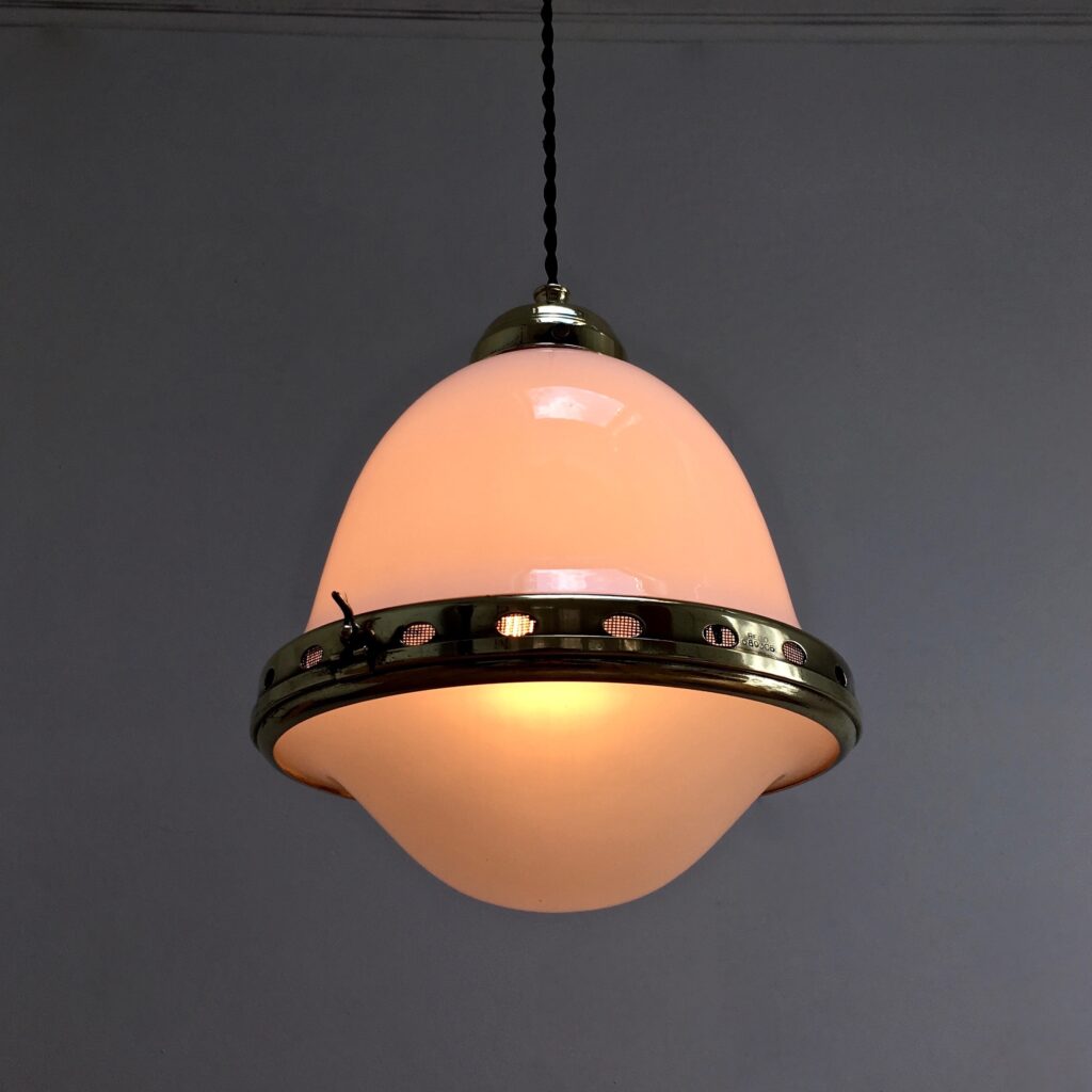 Suspension-opaline-verre-sable-vue-allumee_maison_liedekerke_maison-lk.jpg
