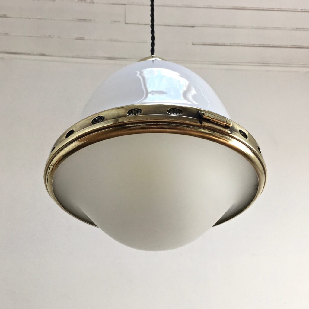 Suspension-opaline-verre-sable-vue-dessous_maison_liedekerke_maison-lk.jpg