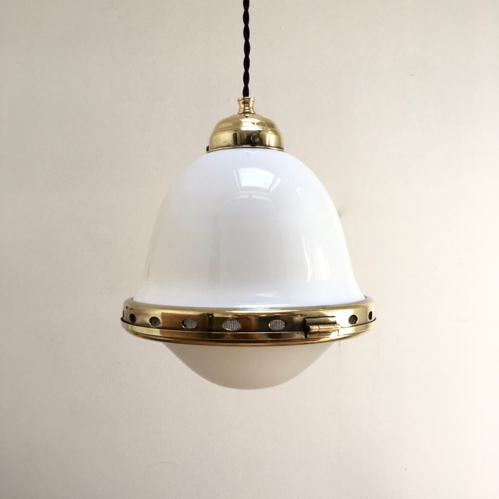 Suspension-opaline-verre-sable-vue-eteinte_maison_liedekerke_maison-lk.jpg
