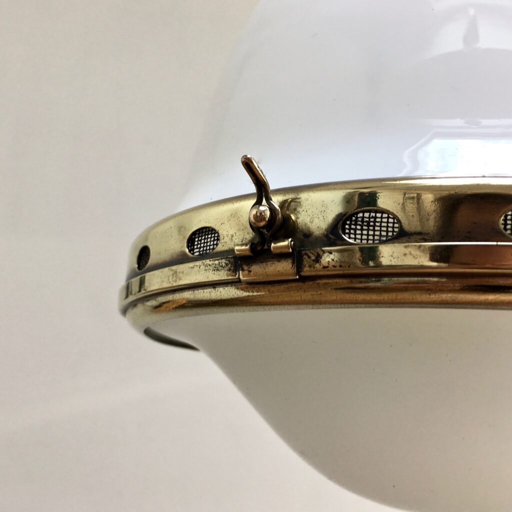 Suspension-opaline-verre-sable-zoom-details-cerclage_maison_liedekerke_maison-lk.jpg