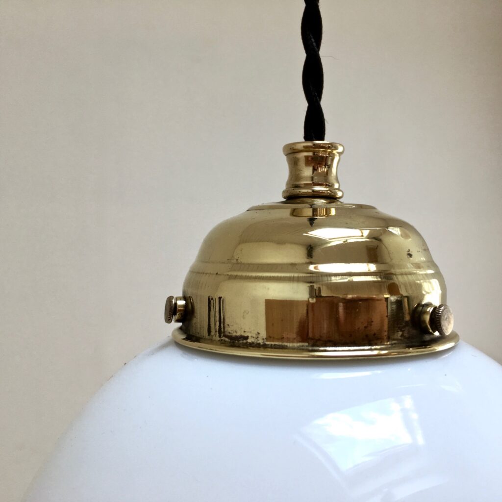 Suspension-opaline-verre-sable-zoom-rosace_maison_liedekerke_maison-lk.jpg