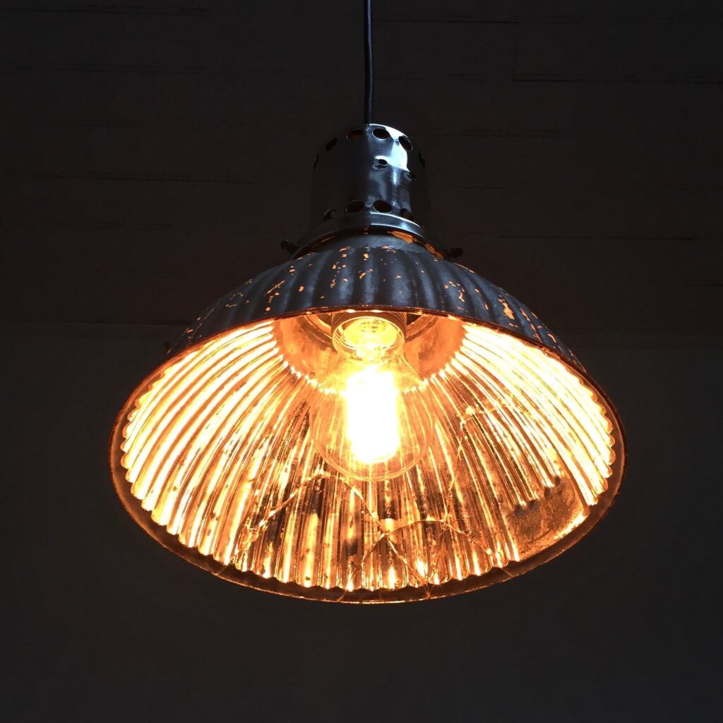 Suspension-verre-eglomise-34-dessous-allumee_Maison_Liedekerke_Maison-lk.jpeg