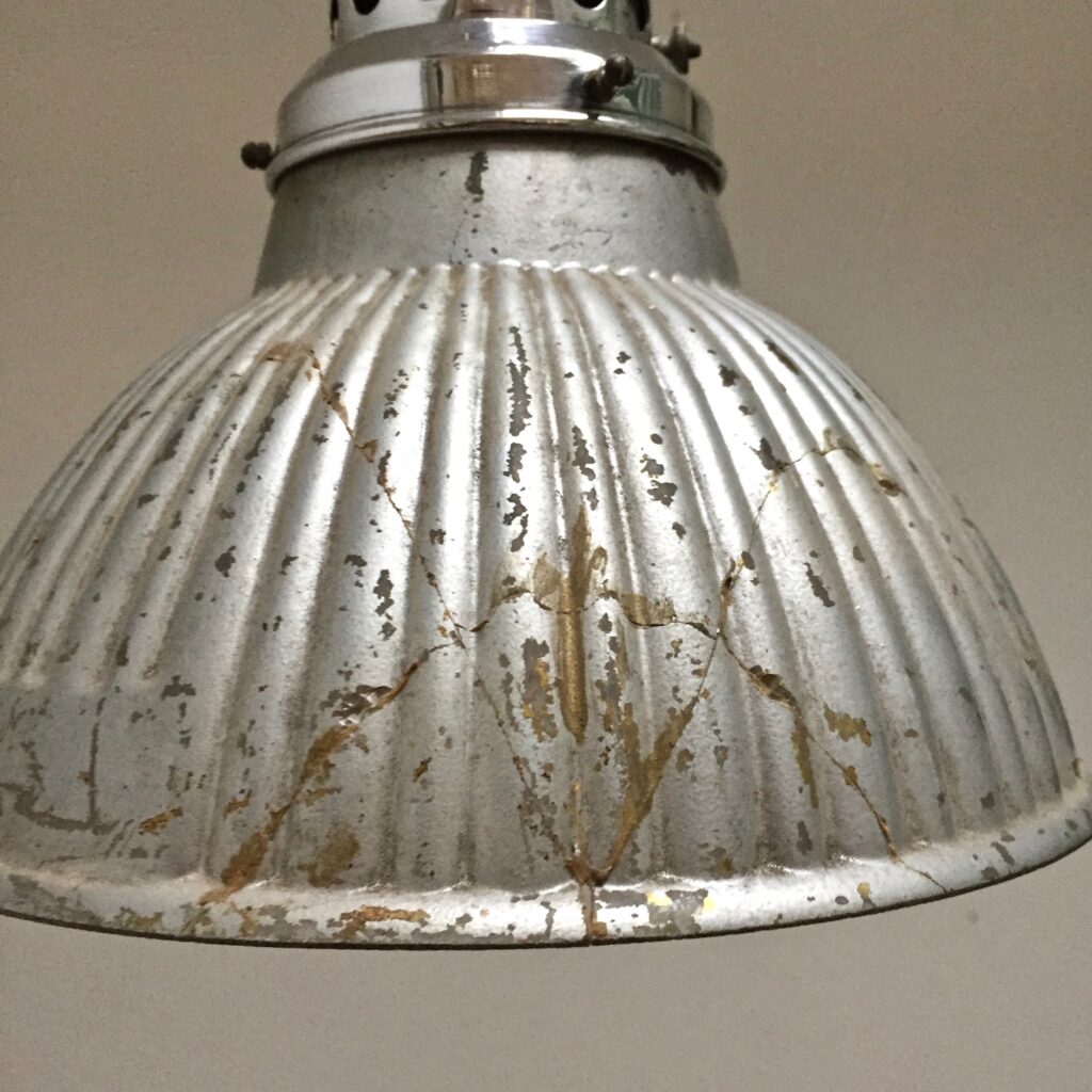 Suspension-verre-eglomise-profil-zoom-felures_Maison_Liedekerke_Maison-lk.jpeg