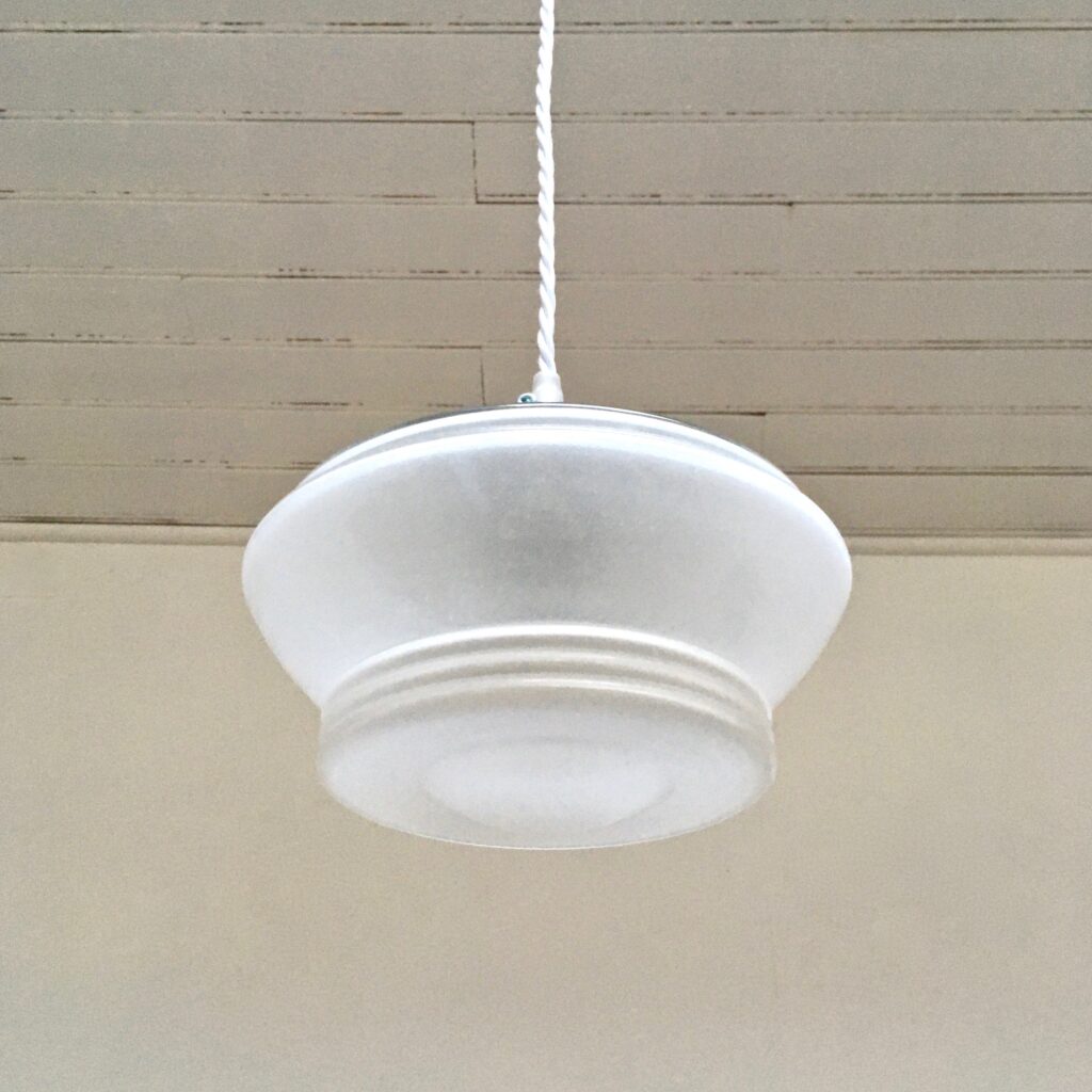 Suspension-verre-sable-fb-vue-34-dessous-eteinte_Maison_Liedekerke_maison-lk.jpeg