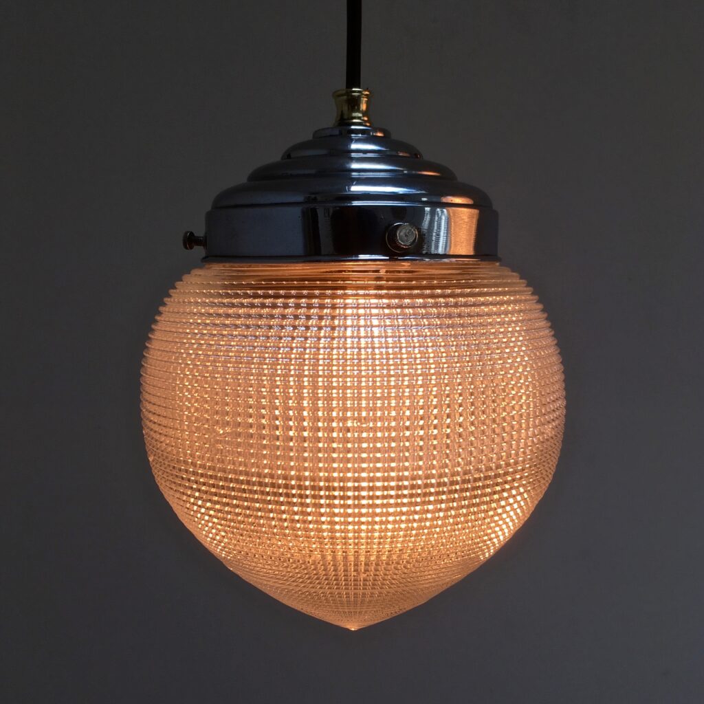 Suspension-verre-strie-allumee-5A_maison-lk_mlk.jpg