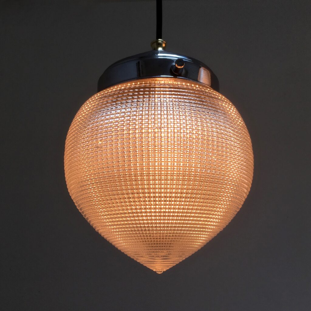 Suspension-verre-strie-allumee-5B_maison-lk_mlk.jpg