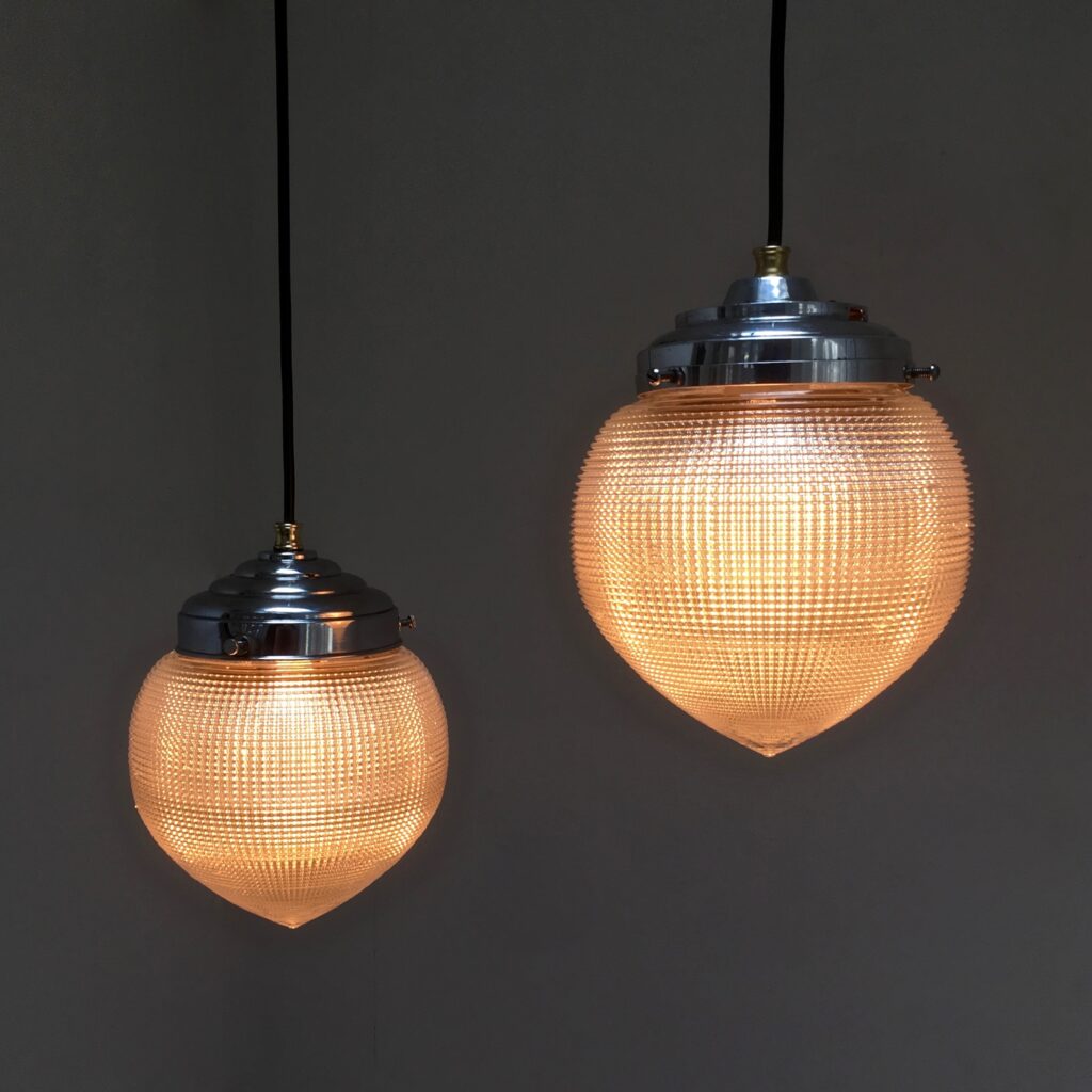 Suspension-verre-strie-allumee-6_maison-lk_mlk.jpg