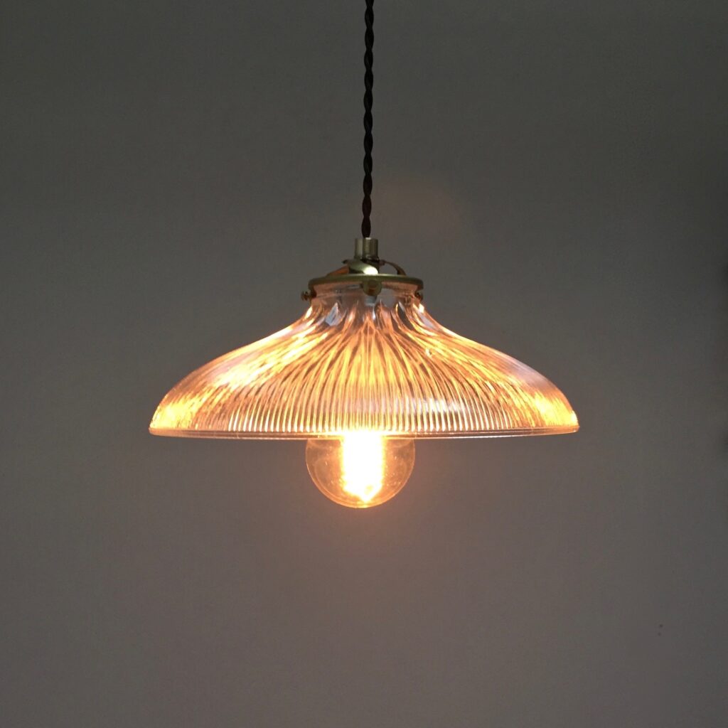 Suspension-verrerie-4-vue-profil-allumee_Maison_Liedekerke_maison-lk.jpeg