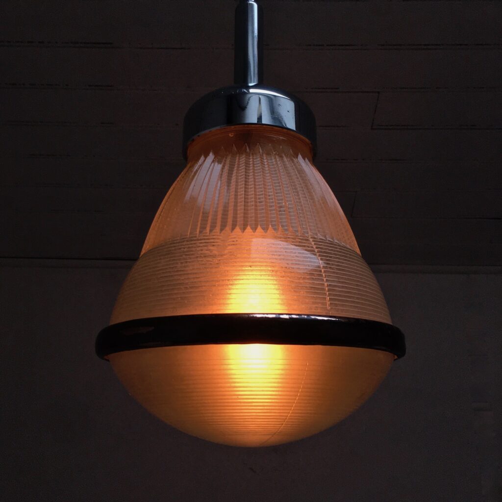 Suspension_Holophane_n°7_circa-1950_Maison-Liedekerke_maison-lk.com-2.jpg