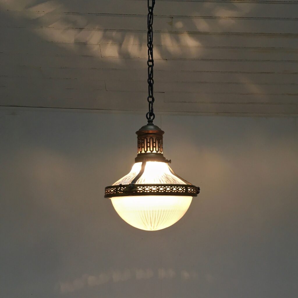 Suspension_Holophane_prismatique_1920_Maison_Liedekerke_maison-lk.com-1.jpg