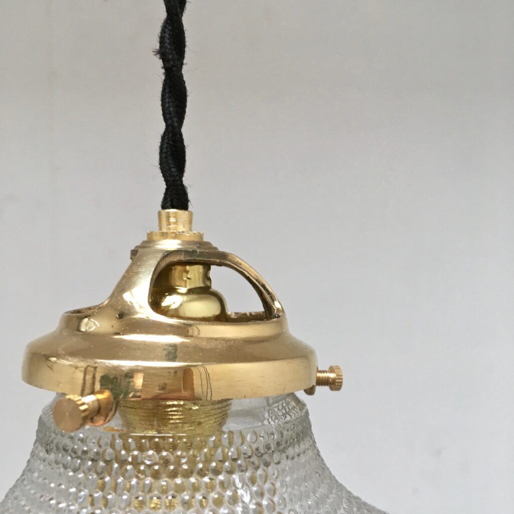 Suspension_Holophane_verrerie_dentelle_Maison-Liedekerke_maison-lk.com-1.jpg