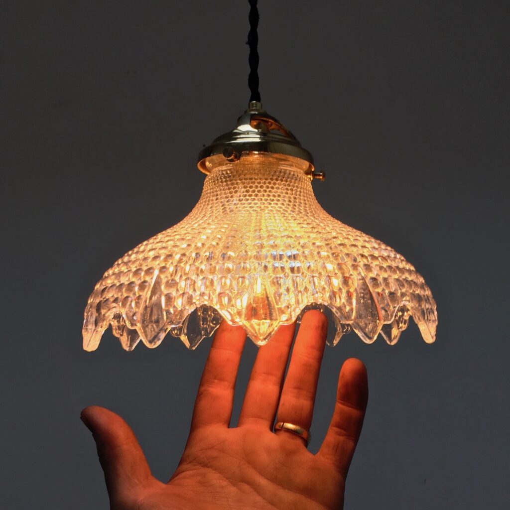 Suspension_Holophane_verrerie_dentelle_Maison-Liedekerke_maison-lk.com-4.jpg