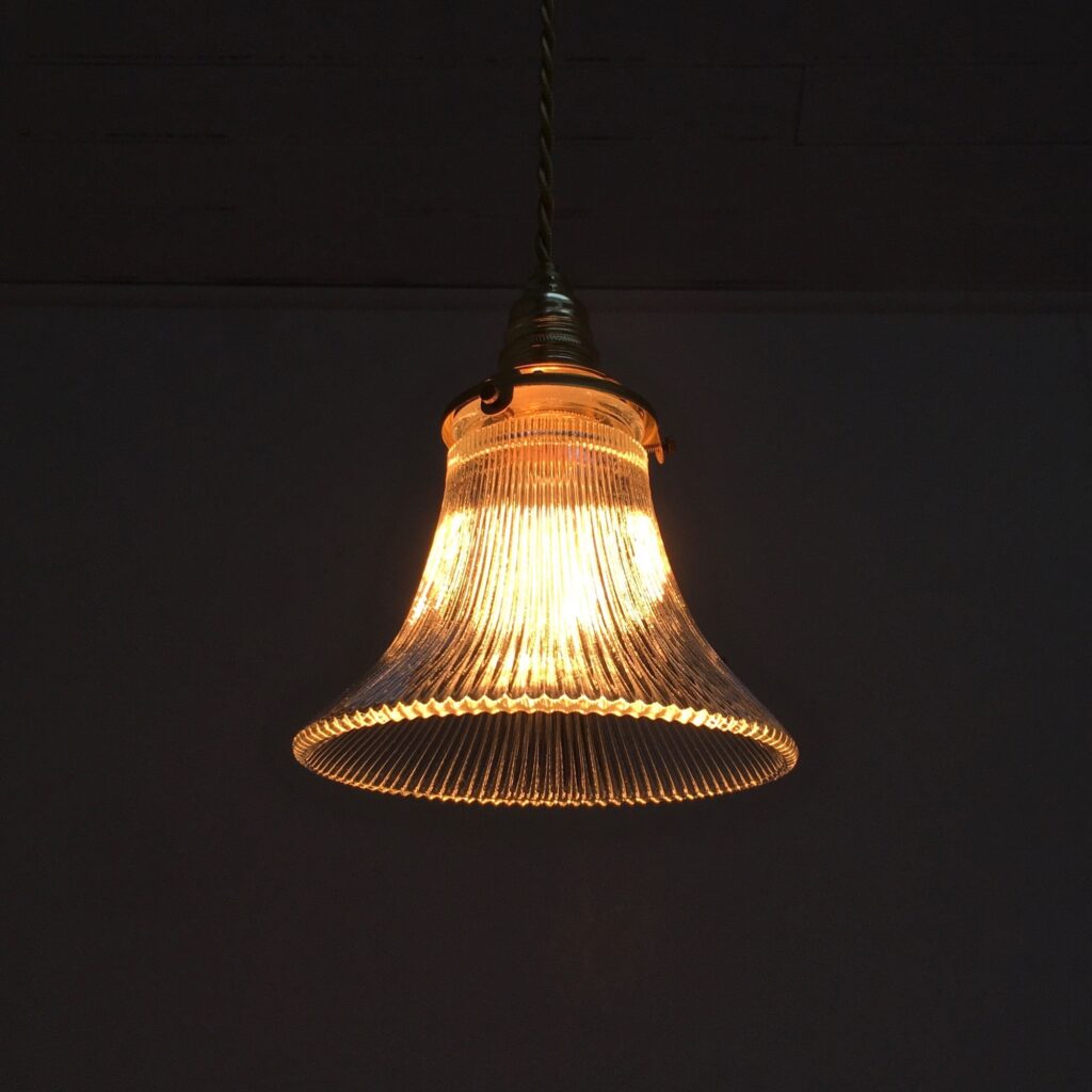 Suspension_Verrerie_Holophane_cloche_Maison_Liedekerke_maison-lk.com-1.jpg