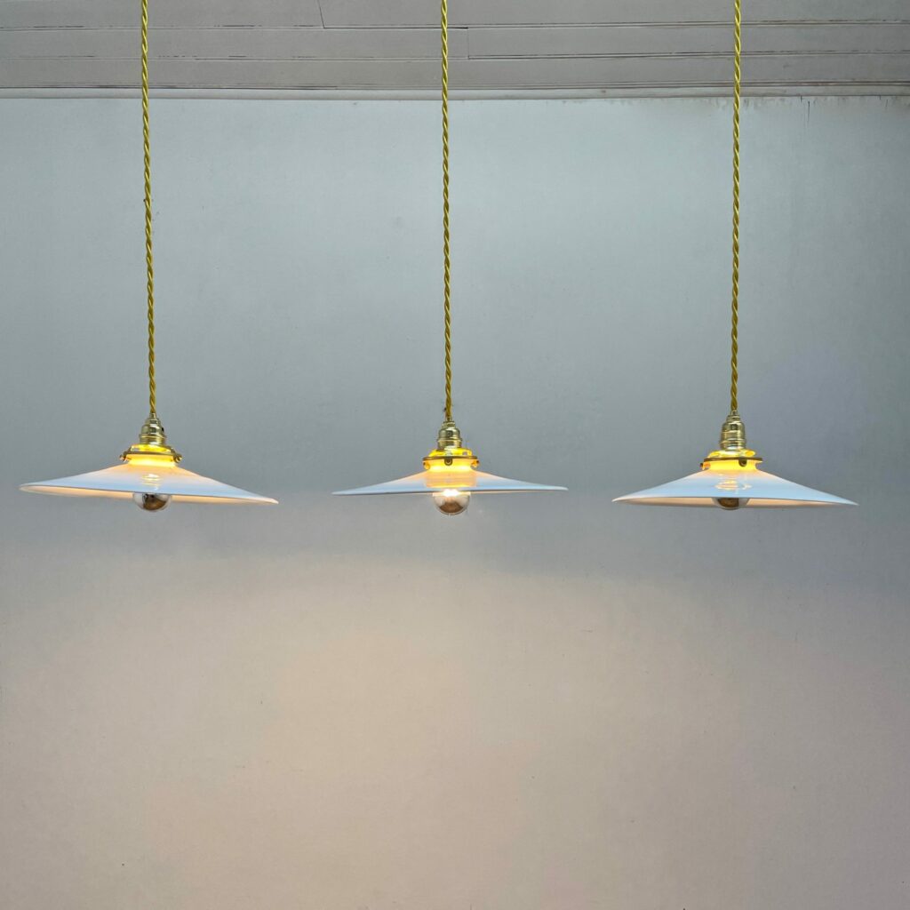 Suspension_assiette_opaline_diametre_28_maison_lk_liedekerke_2-scaled-1.jpeg