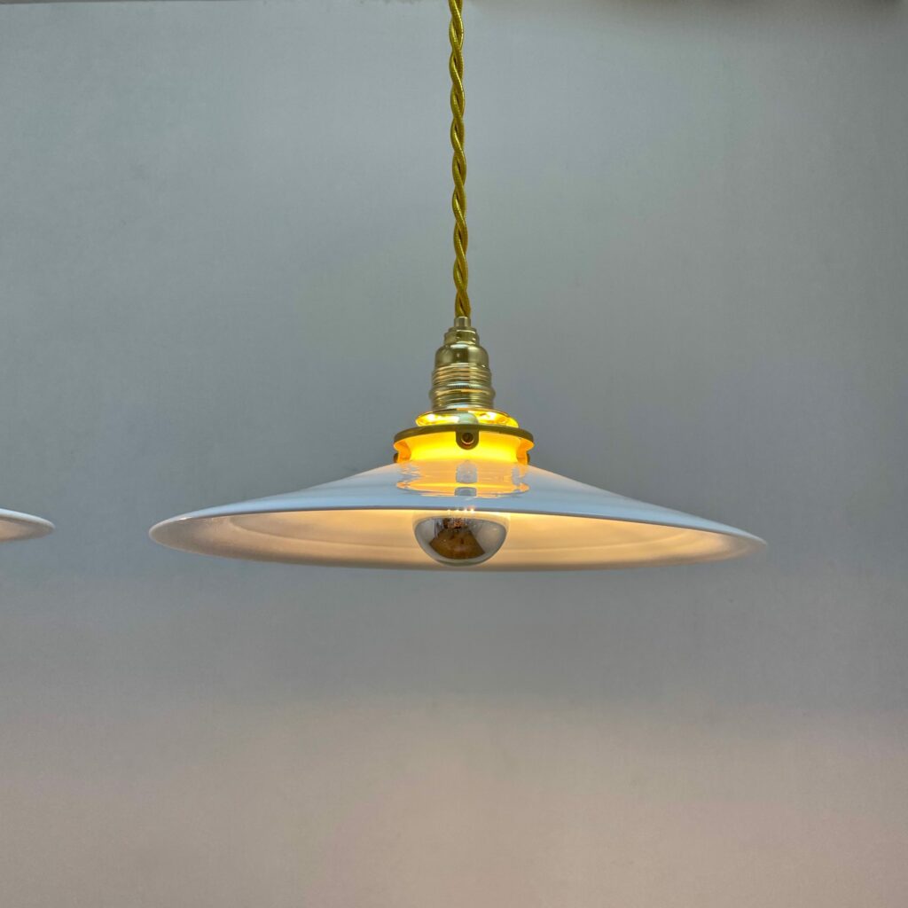 Suspension_assiette_opaline_diametre_28_maison_lk_liedekerke_3-scaled-1.jpeg