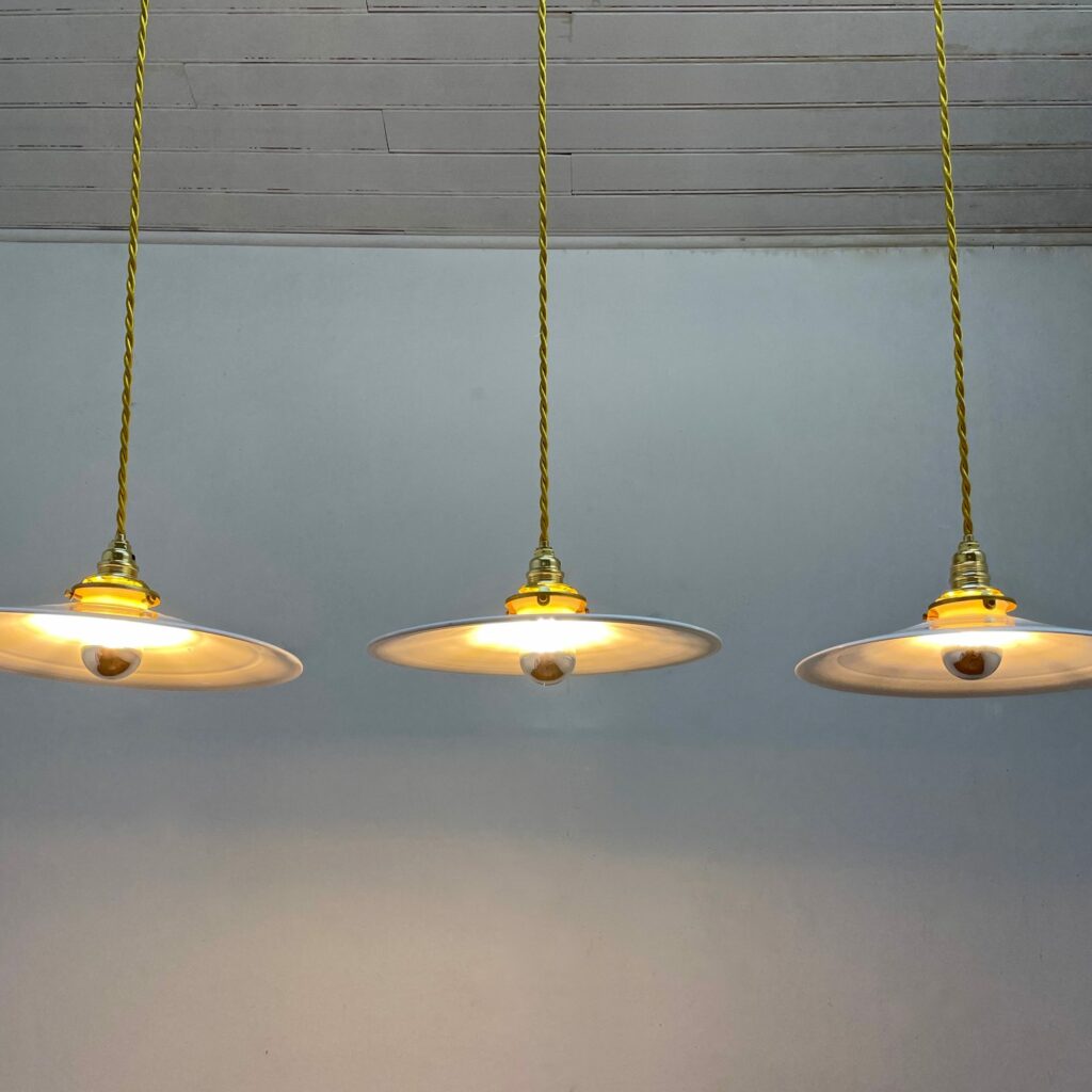 Suspension_assiette_opaline_diametre_28_maison_lk_liedekerke_4-scaled-1.jpeg