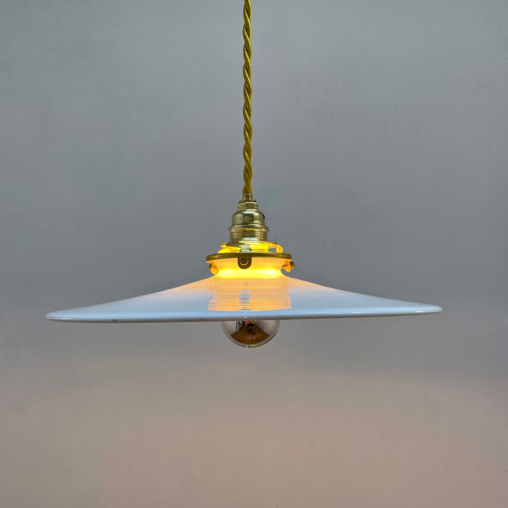 Suspension_assiette_opaline_diametre_28_maison_lk_liedekerke_5-scaled-1.jpeg