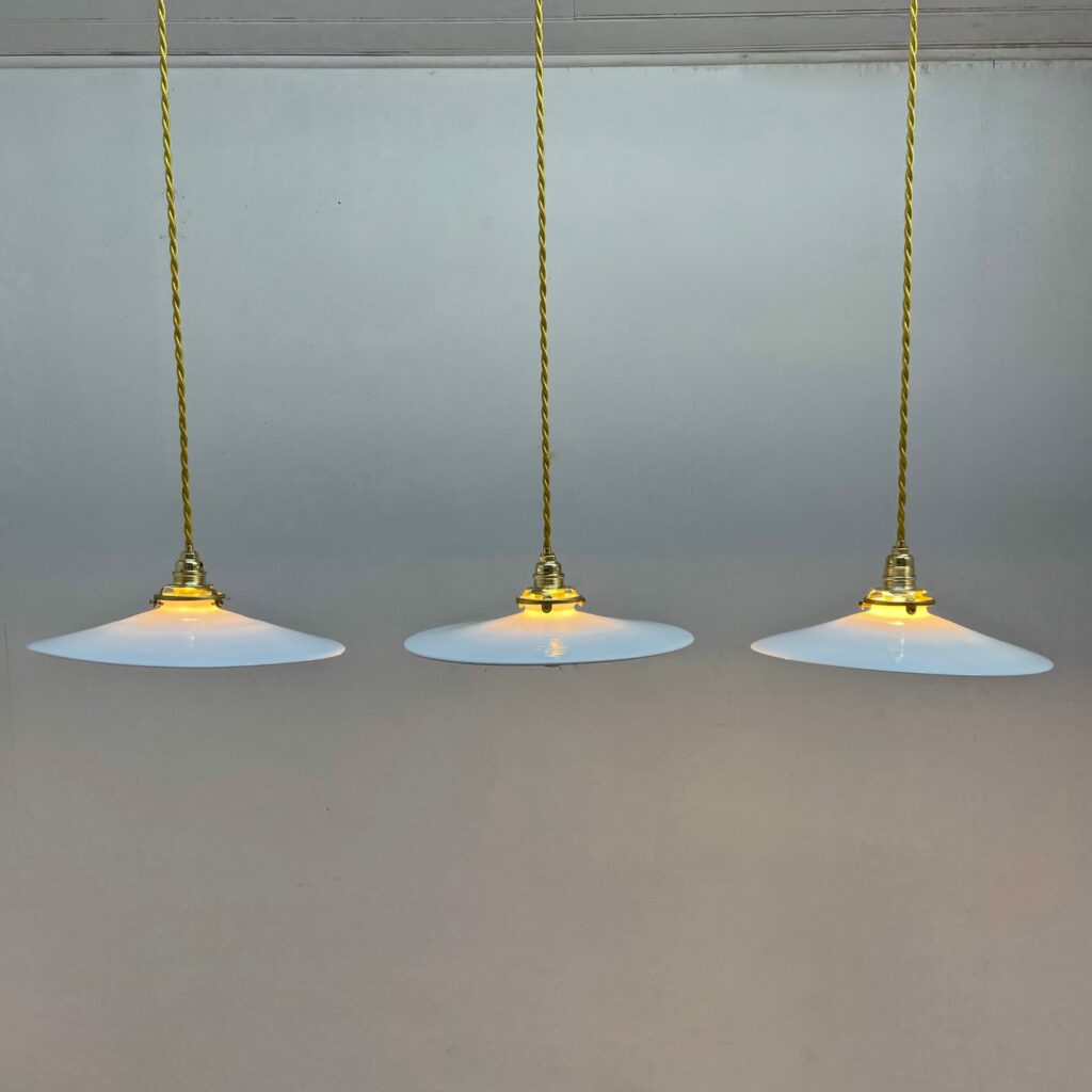 Suspension_assiette_opaline_diametre_28_maison_lk_liedekerke_6-scaled-1.jpeg