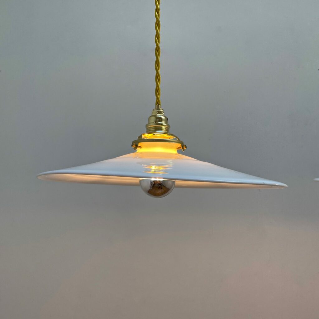 Suspension_assiette_opaline_diametre_28_maison_lk_liedekerke_7-scaled-1.jpeg