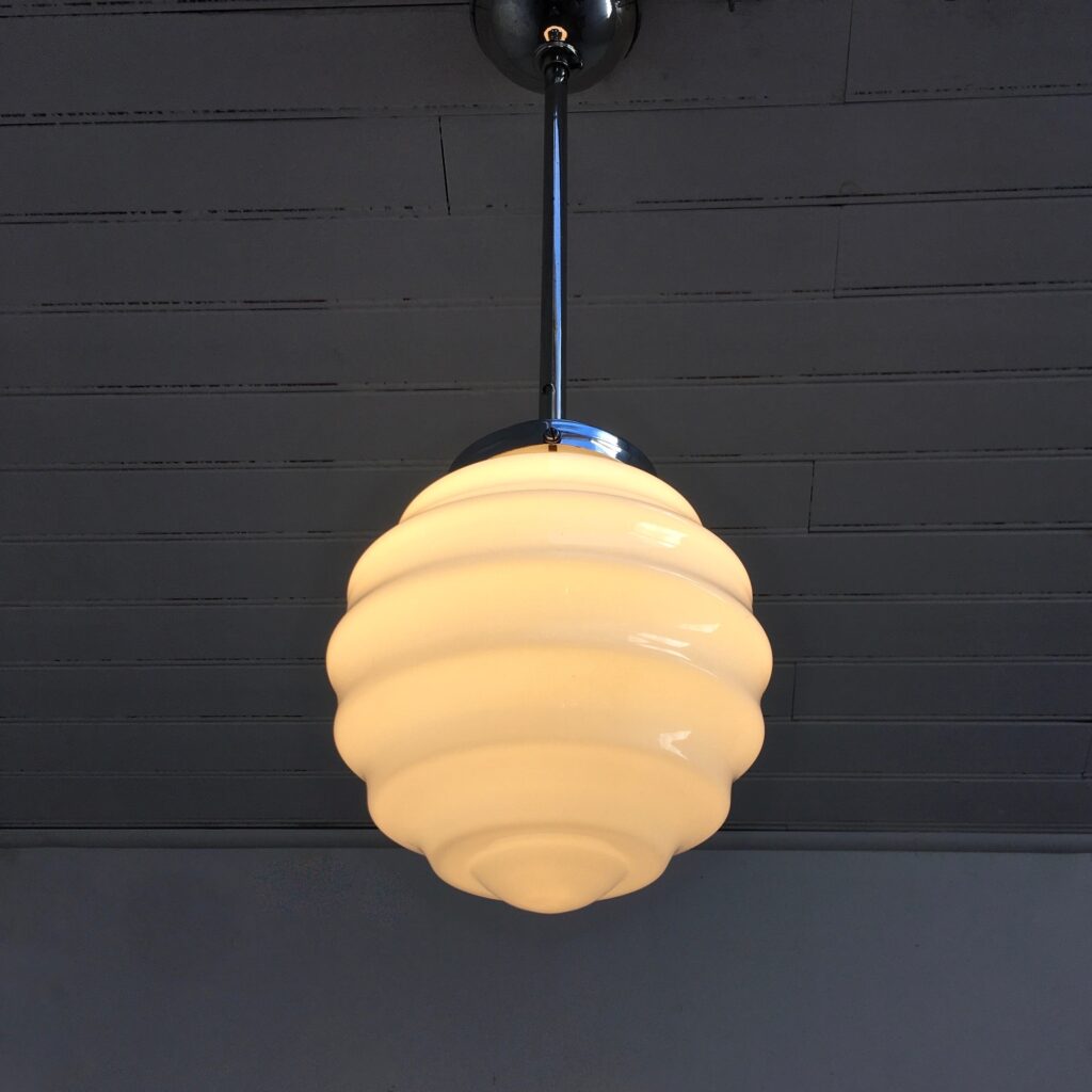 Suspension_boule_opaline_guimauve_1960_Maison_Liedekerke_maison-lk.com-1.jpg