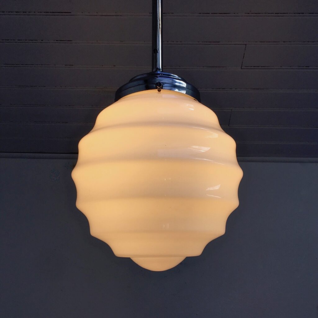 Suspension_boule_opaline_guimauve_1960_Maison_Liedekerke_maison-lk.com-2.jpg