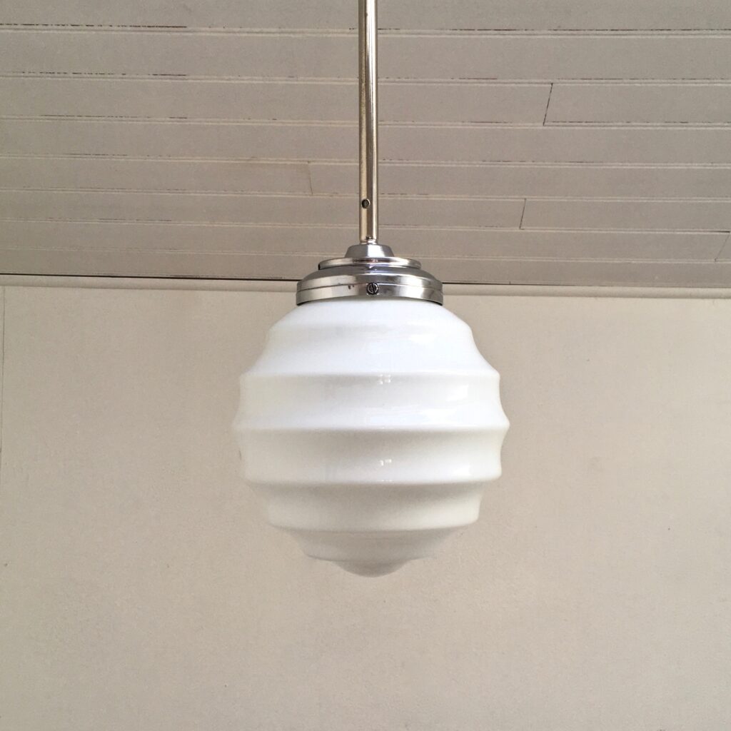 Suspension_boule_opaline_guimauve_1960_Maison_Liedekerke_maison-lk.com-6.jpg