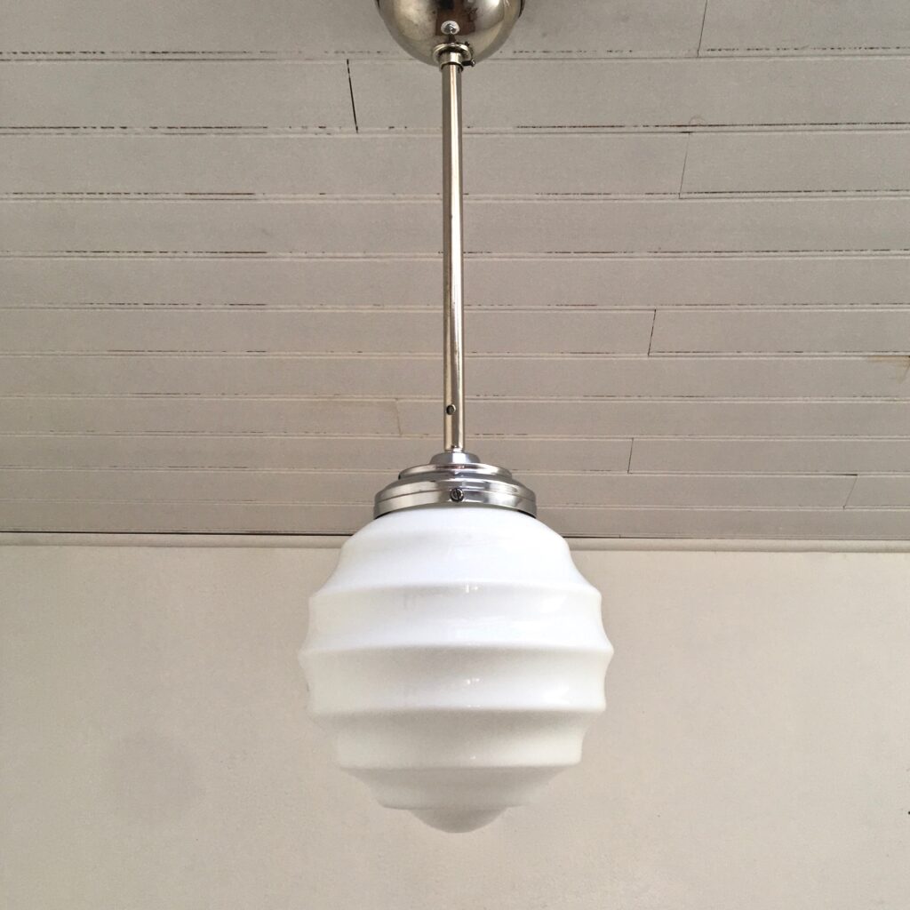 Suspension_boule_opaline_guimauve_1960_Maison_Liedekerke_maison-lk.com-7.jpg