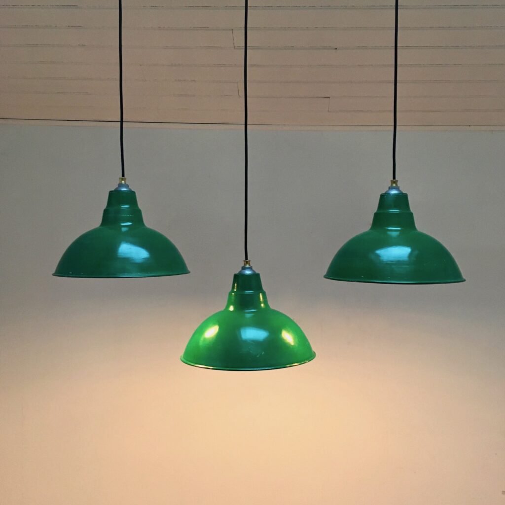 Suspension_industrielle_verte_Maison_Liedekerke_maison-lk-2.jpeg