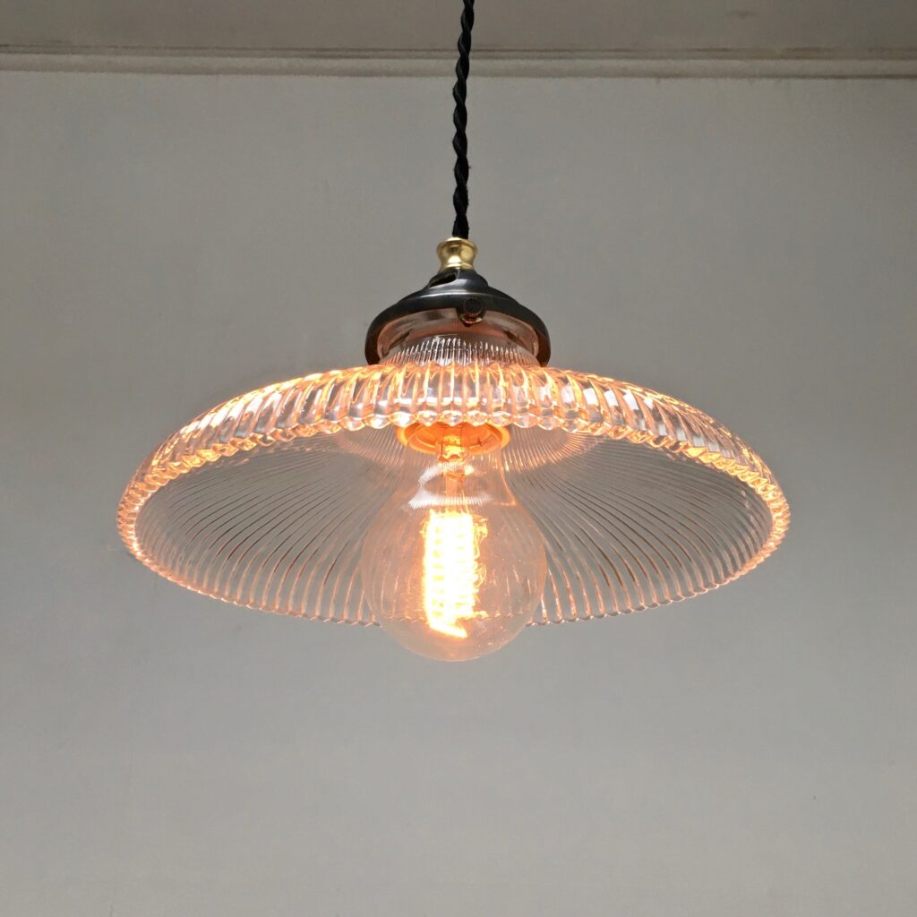 Suspension_verrerie_striee_Holophane_Maison_liedekerke_maison-lk-1.jpg