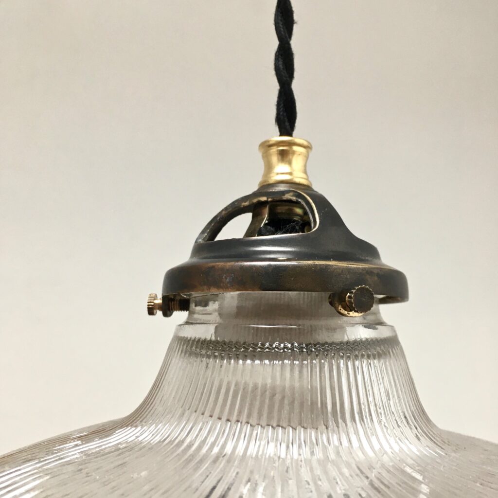 Suspension_verrerie_striee_Holophane_Maison_liedekerke_maison-lk-2.jpg