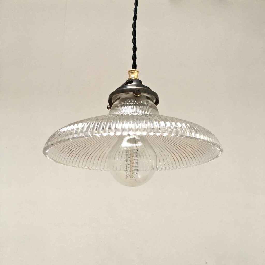 Suspension_verrerie_striee_Holophane_Maison_liedekerke_maison-lk-5.jpg