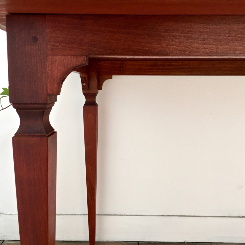 Table-marquetee-2-details-pieds_Maison-LK_MLK.jpg
