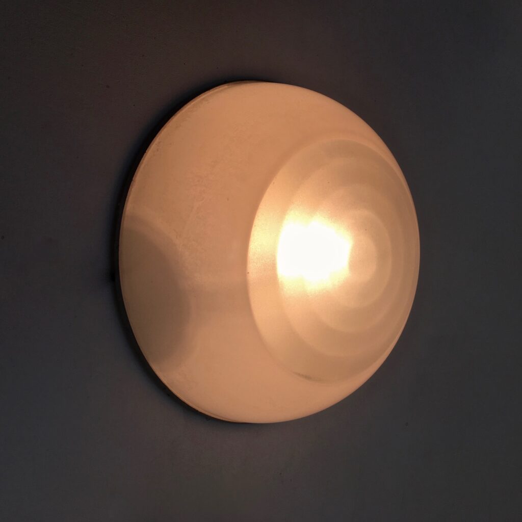 applique_holophane_ronde_opaline_strie_maison_liedekerke_LK_5.jpg