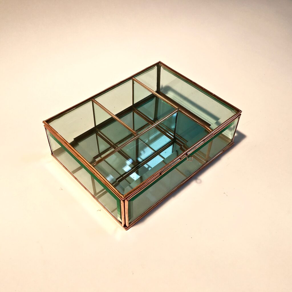 boite_vitrine_bijoux_cuivre_verre_bisote_liedekerke_maison-lk_1.jpg